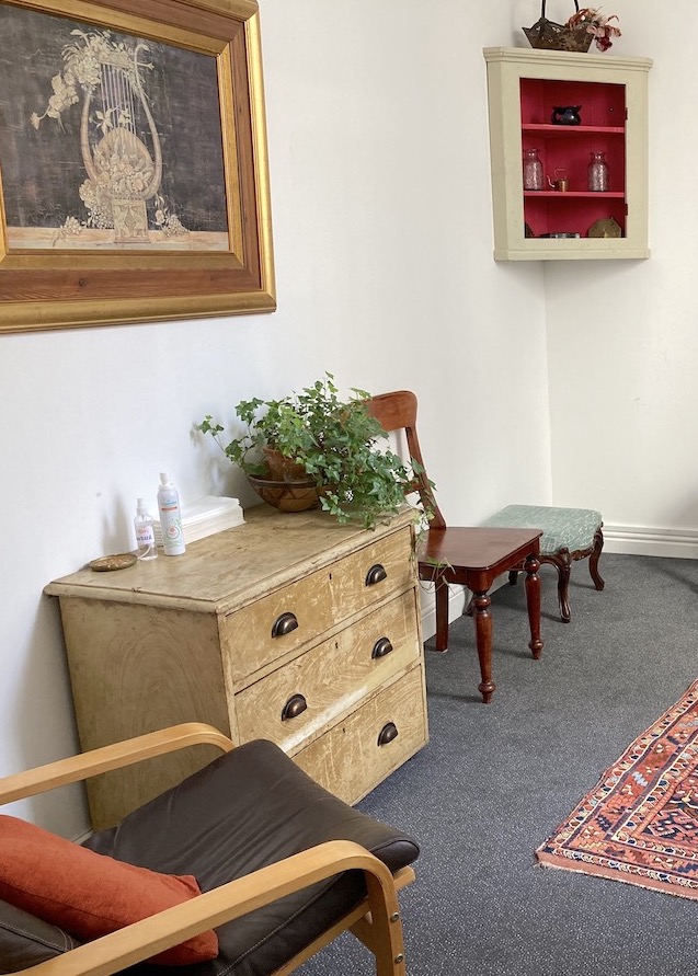 Therapy room with chest of drawers, picture and a corner shelf